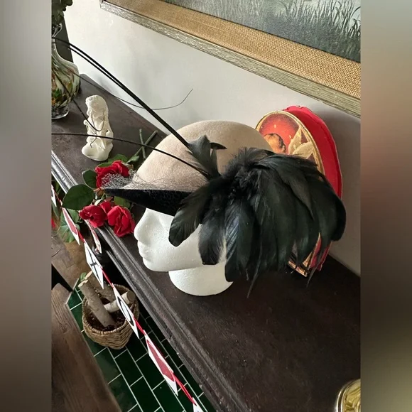 Vintage 1930s/1940s half cloche feathered hat